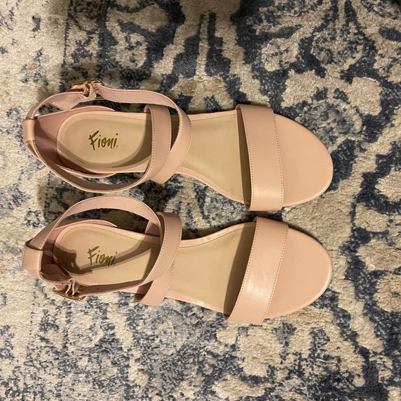 Fioni small wedge strappy shoe blush pink 9 1/2W - Picture 2 of 3